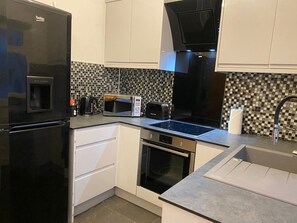 Fridge, microwave, oven, stovetop - Spacious 3 bedroom House in Sheffield (Handsworth)