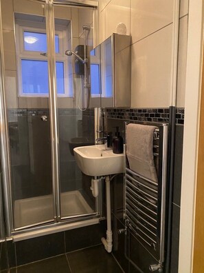 Hair dryer, towels - Spacious 3 bedroom House in Sheffield (Handsworth)