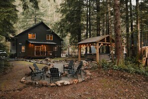 Terrace/patio - Mischievous Moose Lodge-Mt Rainier-Sauna-HotTub-EV (Ashford)