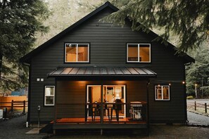 Exterior - Mischievous Moose Lodge-Mt Rainier-Sauna-HotTub-EV (Ashford)