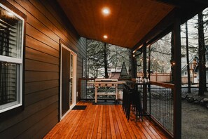 Terrace/patio - Mischievous Moose Lodge-Mt Rainier-Sauna-HotTub-EV (Ashford)