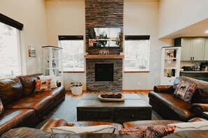 TV, fireplace, books - Mischievous Moose Lodge-Mt Rainier-Sauna-HotTub-EV (Ashford)