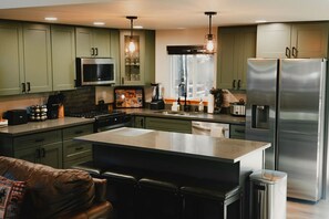 Fridge, microwave, oven, stovetop - Mischievous Moose Lodge-Mt Rainier-Sauna-HotTub-EV (Ashford)