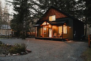 Exterior - Mischievous Moose Lodge-Mt Rainier-Sauna-HotTub-EV (Ashford)