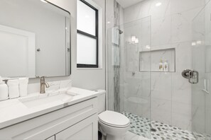 Shower, hair dryer, towels, toilet paper - "Saltair" 1 bedrrom 1 bath 4 people sleeps (North Port)