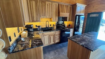 Chalet Deluks, 2 kamar tidur, Bebas Asap Rokok, pemandangan teluk | Dapur pribadi | Microwave