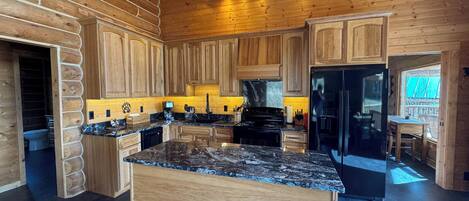 Deluxe Chalet, 2 Bedrooms, Non Smoking, Bay View | Private kitchen | Microwave