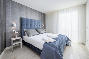 Iron/ironing board, travel cot, WiFi, bed sheets - Luxury 2BR in Gaia | Iconic Views + Spa and Parking (Vila Nova de Gaia)