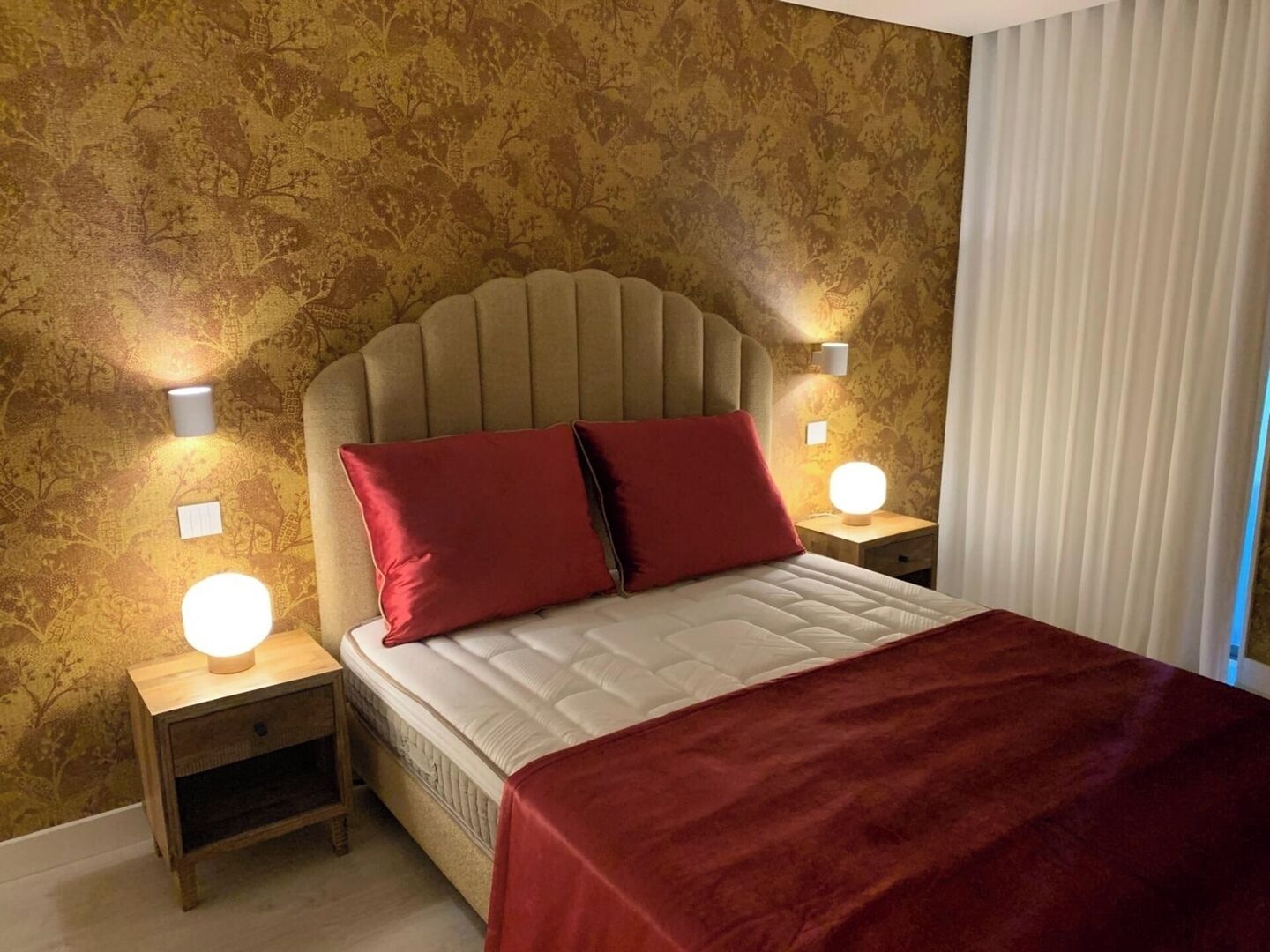 Planxa i posts de planxar, un bressol de viatge, wifi i roba de llit 