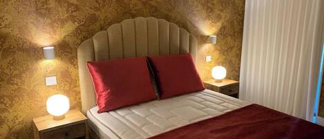 Planxa i posts de planxar, un bressol de viatge, wifi i roba de llit