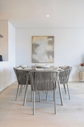 Dining - Riverside Luxe 2BR | Pool, Spa, Balcony and Parking (Vila Nova de Gaia)