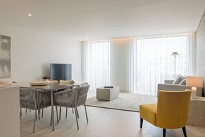 Interior - Riverside Luxe 2BR | Pool, Spa, Balcony and Parking (Vila Nova de Gaia)