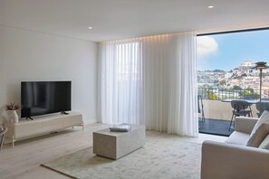 TV - Riverside Luxe 2BR | Pool, Spa, Balcony and Parking (Vila Nova de Gaia)