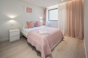 Tabla de planchar con plancha, wifi y ropa de cama 