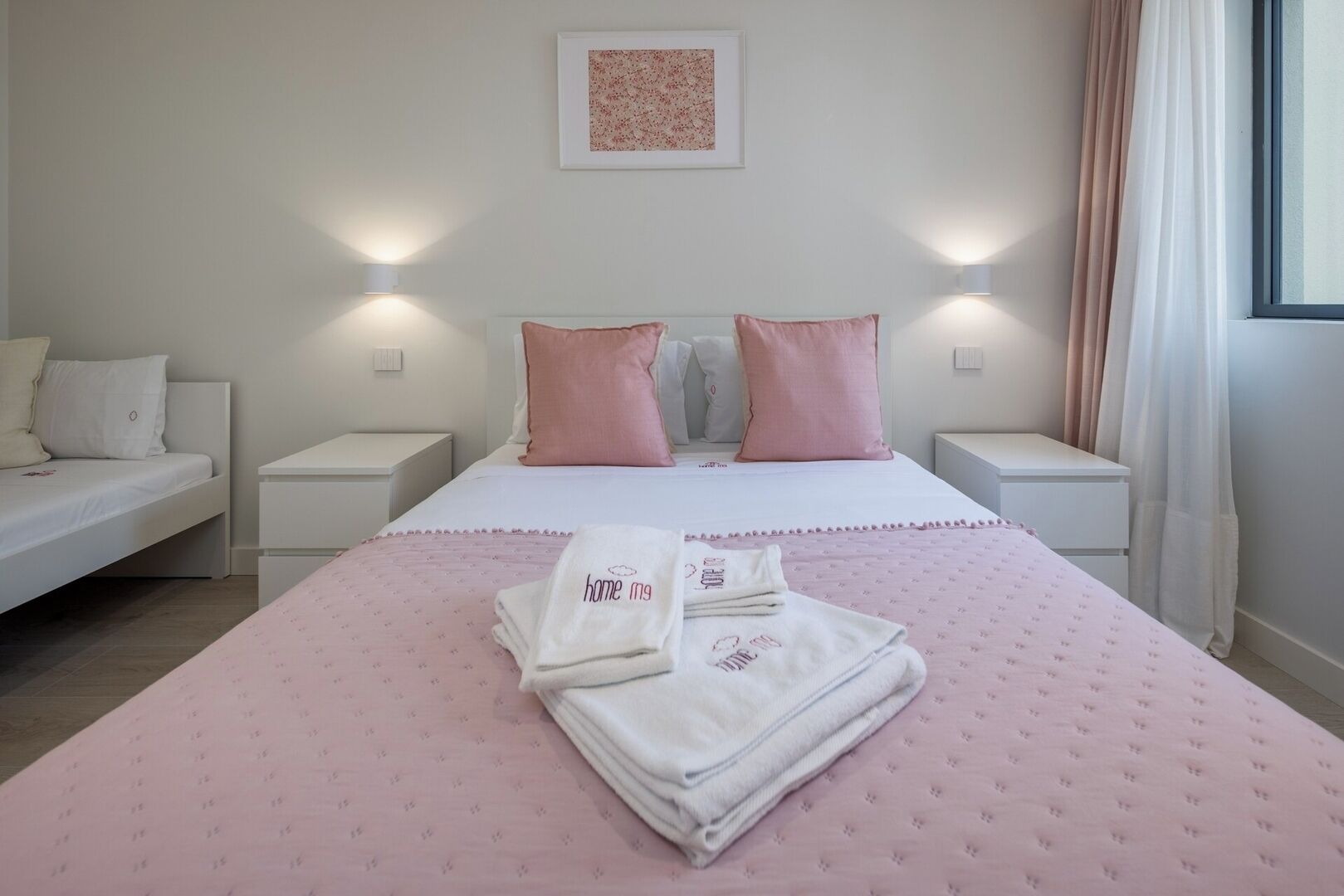 Planxa i posts de planxar, wifi i roba de llit 