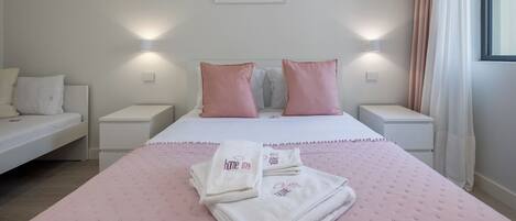 Planxa i posts de planxar, wifi i roba de llit