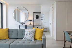 TV - Best Porto Views | Spa and Pool Flat (Vila Nova de Gaia)