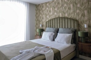 Planxa i posts de planxar, wifi i roba de llit 