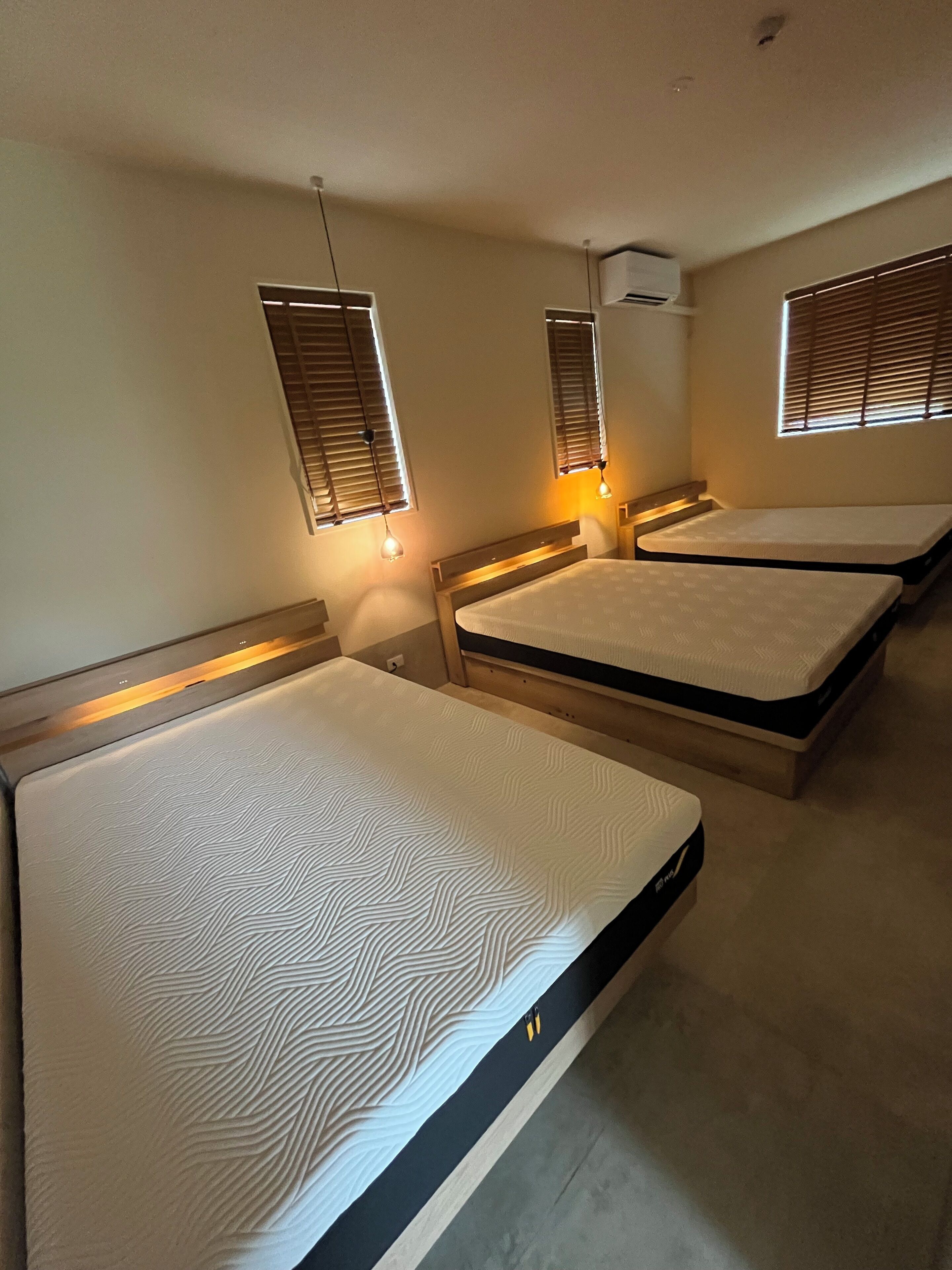 デスク、ノートパソコン用作業スペース、遮光カーテン、防音設備