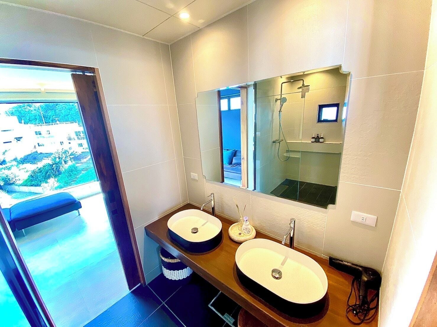 Artículos de tocador gratuitos, secador de pelo, pantuflas, toallas