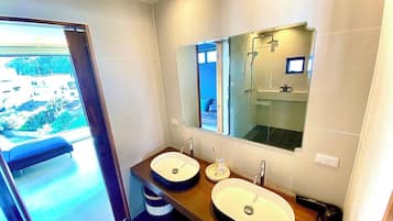 Artículos de tocador gratuitos, secador de pelo, pantuflas, toallas