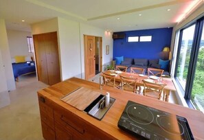 Escritorio, espacio para trabajar con laptop y cortinas blackout 