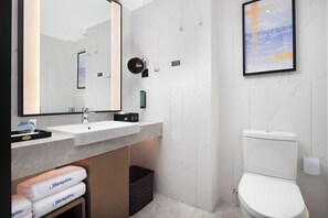 Quarto casal básico, vista para a cidade | Banheiro | Produtos de toalete grátis, secador de cabelo, toalhas de banho, shampoo