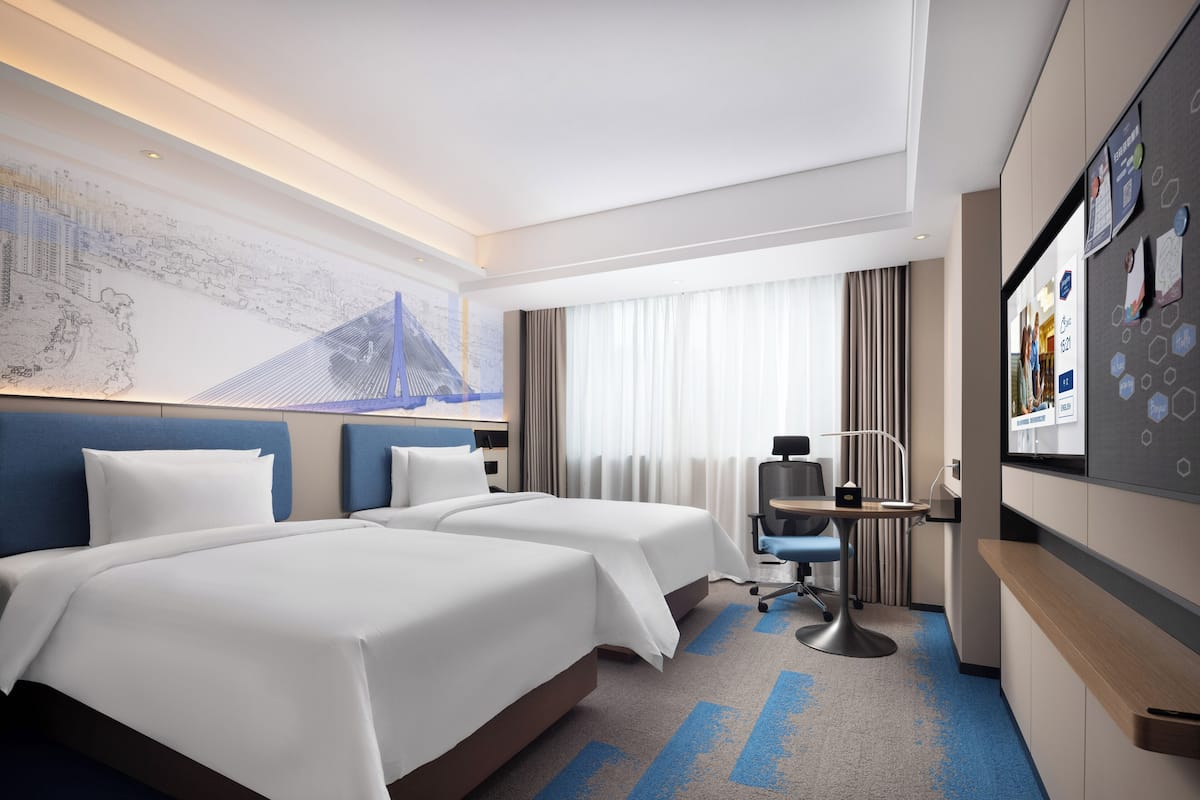 Eenvoudige tweepersoonskamer, uitzicht op de stad | Een bureau, een laptopwerkplek, gratis wifi