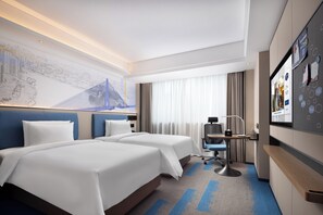 Quarto casal básico, vista para a cidade | Escrivaninha, espaço de trabalho para notebook, Wi-Fi de cortesia