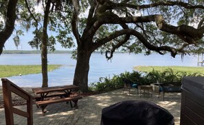 Outdoor dining - Luxury 2-bedroom recreational vehicle in tranquil Salt Springs, Fl. with AC (Salt Springs)
