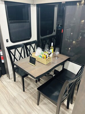 Dining - Luxury 2-bedroom recreational vehicle in tranquil Salt Springs, Fl. with AC (Salt Springs)