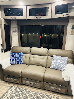 Interior - Luxury 2-bedroom recreational vehicle in tranquil Salt Springs, Fl. with AC (Salt Springs)