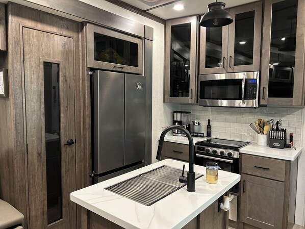 Private kitchen - Luxury 2-bedroom recreational vehicle in tranquil Salt Springs, Fl. with AC (Salt Springs)