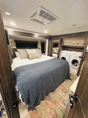 2 bedrooms, WiFi, bed sheets - Luxury 2-bedroom recreational vehicle in tranquil Salt Springs, Fl. with AC (Salt Springs)