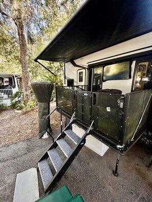 Property grounds - Luxury 2-bedroom recreational vehicle in tranquil Salt Springs, Fl. with AC (Salt Springs)
