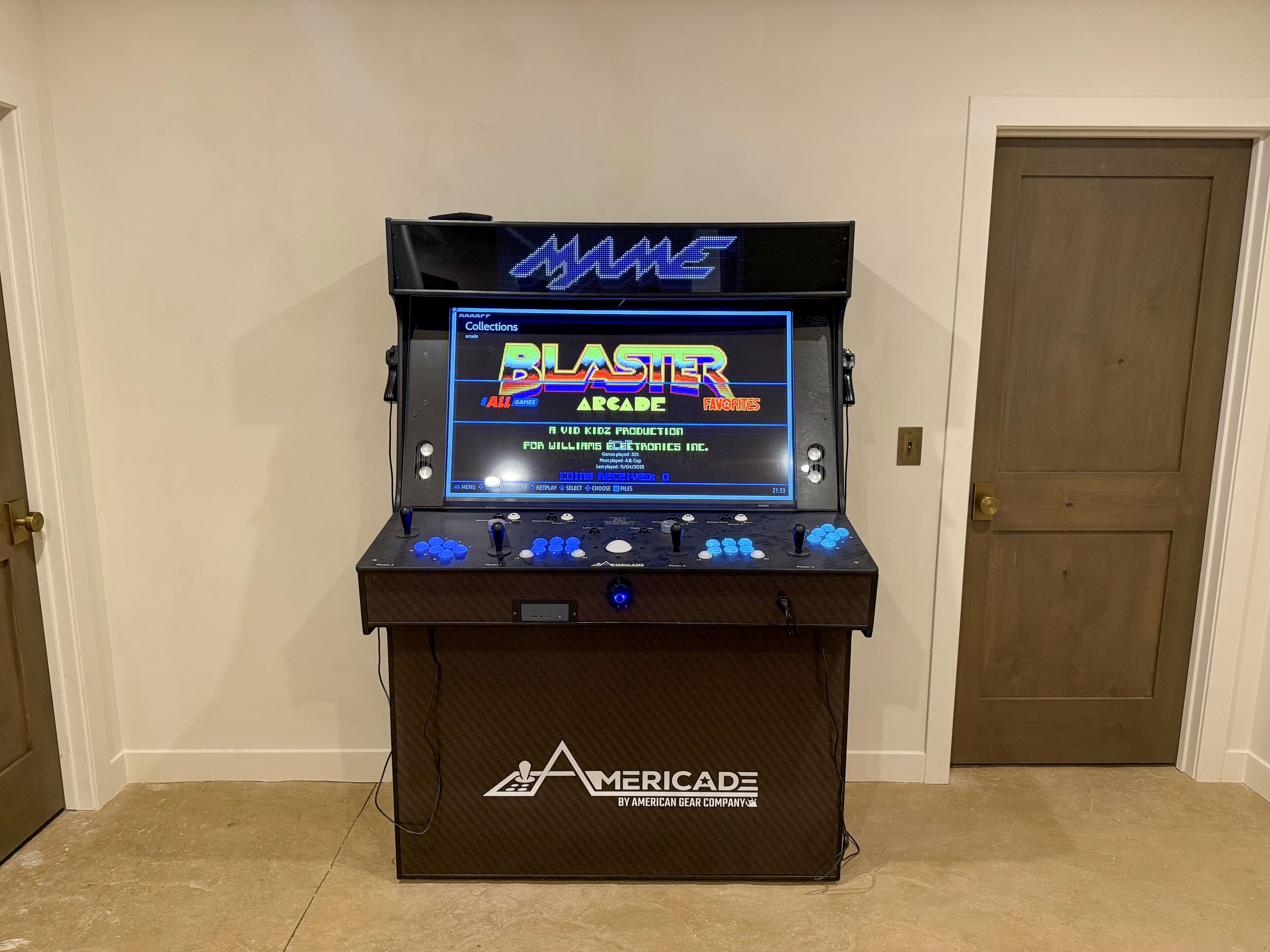 Uma máquina de fliperama antiga com tela digital, controles de joystick e entrada para moedas.
