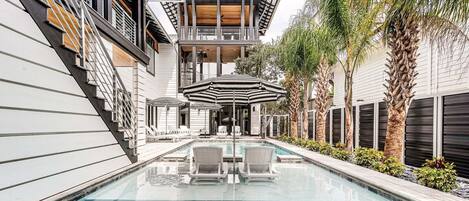 حمّام سباحة مُدفَّأ