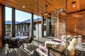 Outdoor dining - The Beach Gem! Pool+Golf Cart+Bikes, 2Min to Beach (Santa Rosa Beach)