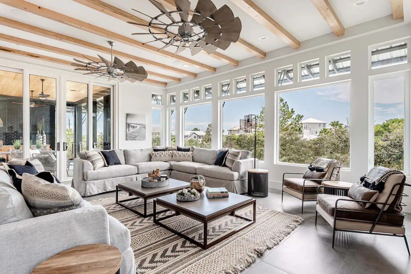 Smart TV, chimenea, tenis de mesa y estéreo 