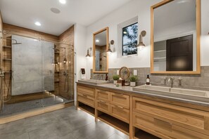 Shower, hair dryer, towels - The Beach Gem! Pool+Golf Cart+Bikes, 2Min to Beach (Santa Rosa Beach)
