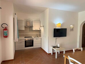 Fridge, oven, stovetop, toaster - Holiday home with air conditioning (Punta de Su Turrione)