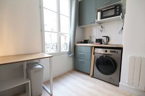 Fridge, microwave, oven, coffee/tea maker - Cosy Studio / Montmartre PARIS (Paris)