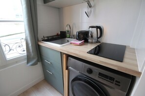 Refrigerador, microondas, horno y cafetera y tetera 