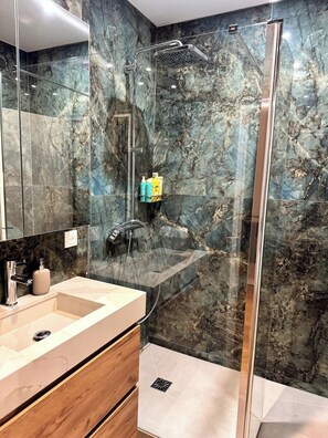 Hair dryer - One Bedroom and Balcony / Champs-Élysées (Paris)