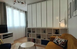 TV - Charming apartment near Montmartre (Paris)