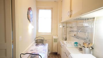 Fridge, microwave, oven, coffee/tea maker