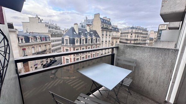 Outdoor dining - Studio near Champs-Elysées, facing Parc Monceau (Paris)