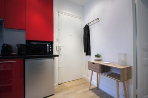 Fridge, oven, dishwasher, coffee/tea maker