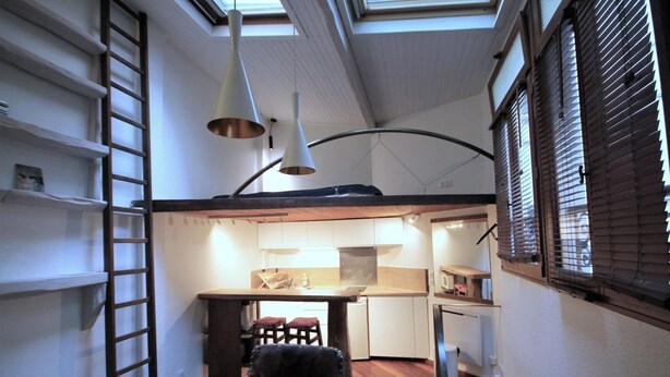 A compact kitchen with a dining area, a lofted sleeping area, and a ladder leading to a loft. - Loft - Montmartre / Moulin Rouge / Pigalle (Paris)