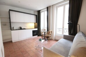 A compact living space with a kitchenette, a dining area, and a balcony. - Studio - Montorgueil / Central Paris (Paris)